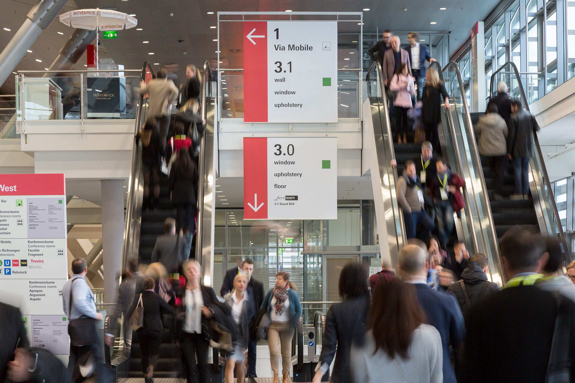 Besucher der Heimtextil auf den Rolltreppen in der Via Mobile