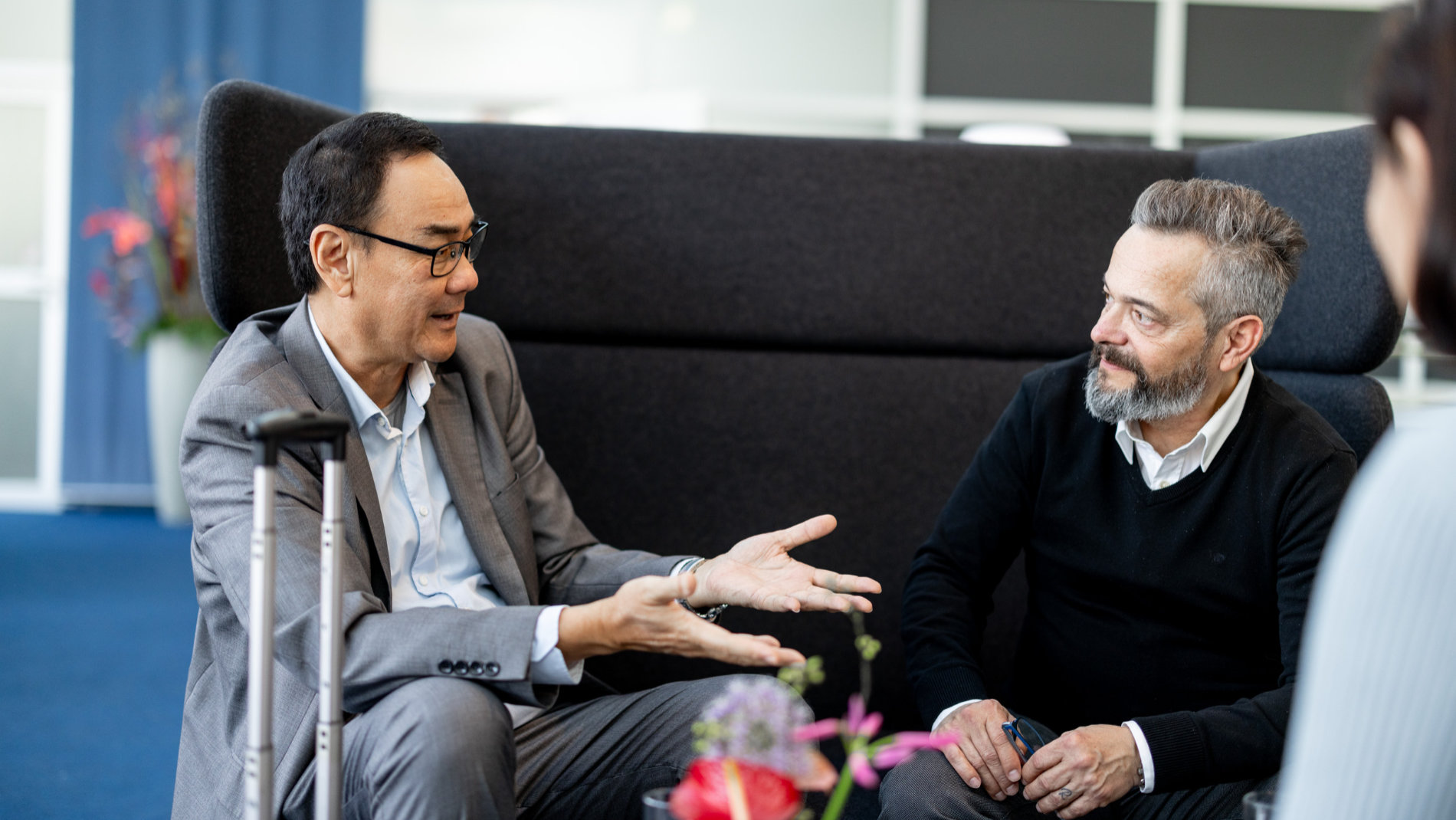 2 Männer unterhalten sich