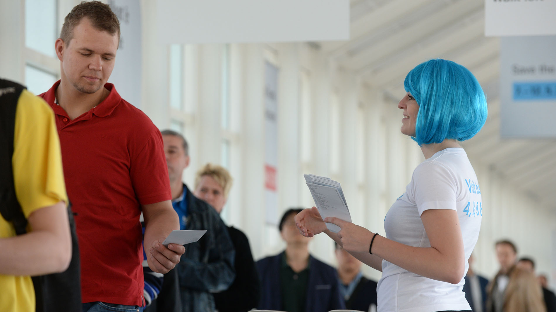 Promotion: Hostess verteilt Flyer auf der Messe Frankfurt