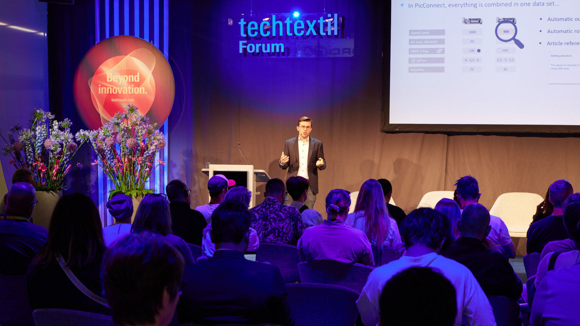 Ein Redner des Techtextil Symposiums auf der Techtextil