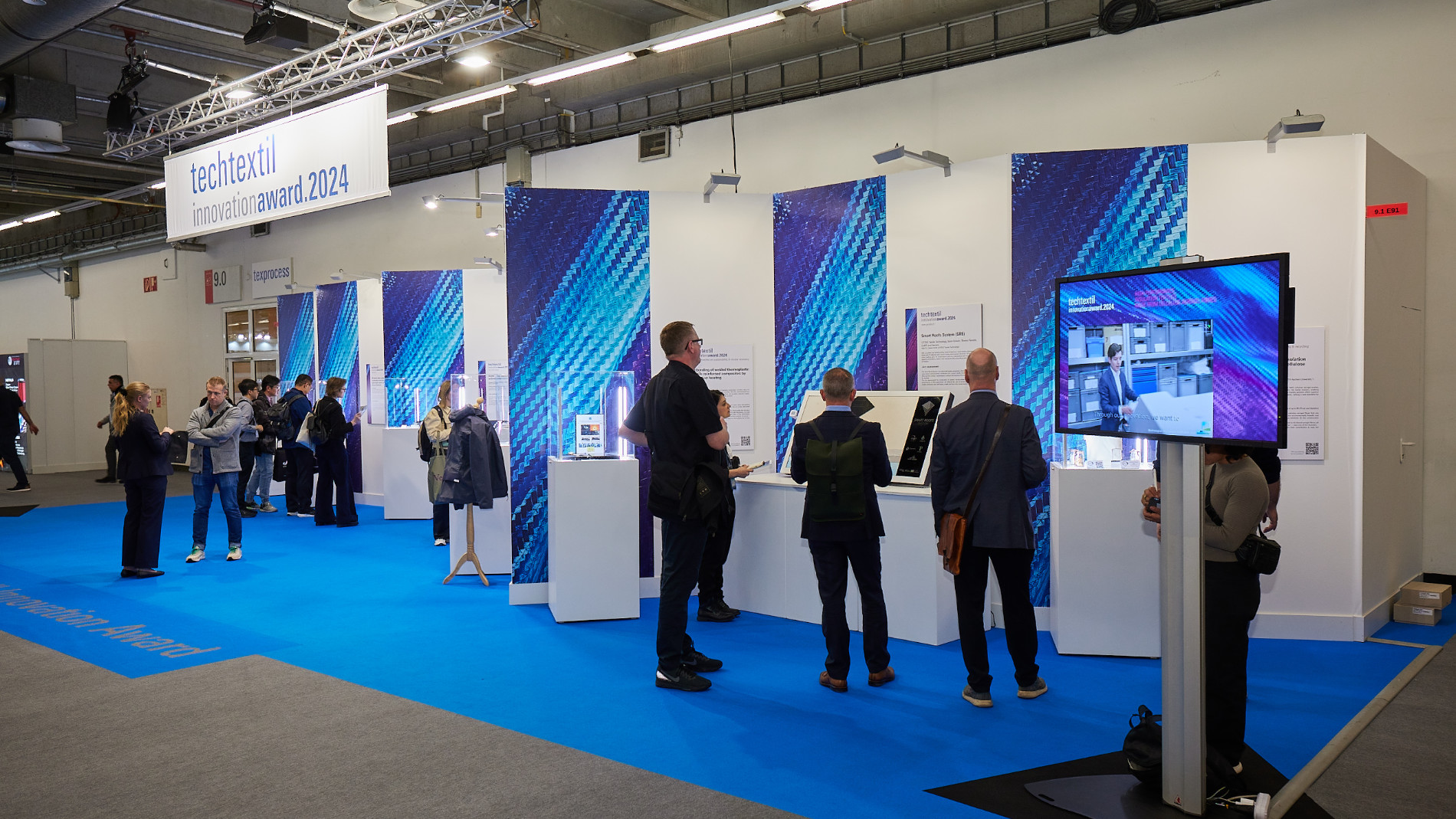 Besucher beim Innovation Award Stand