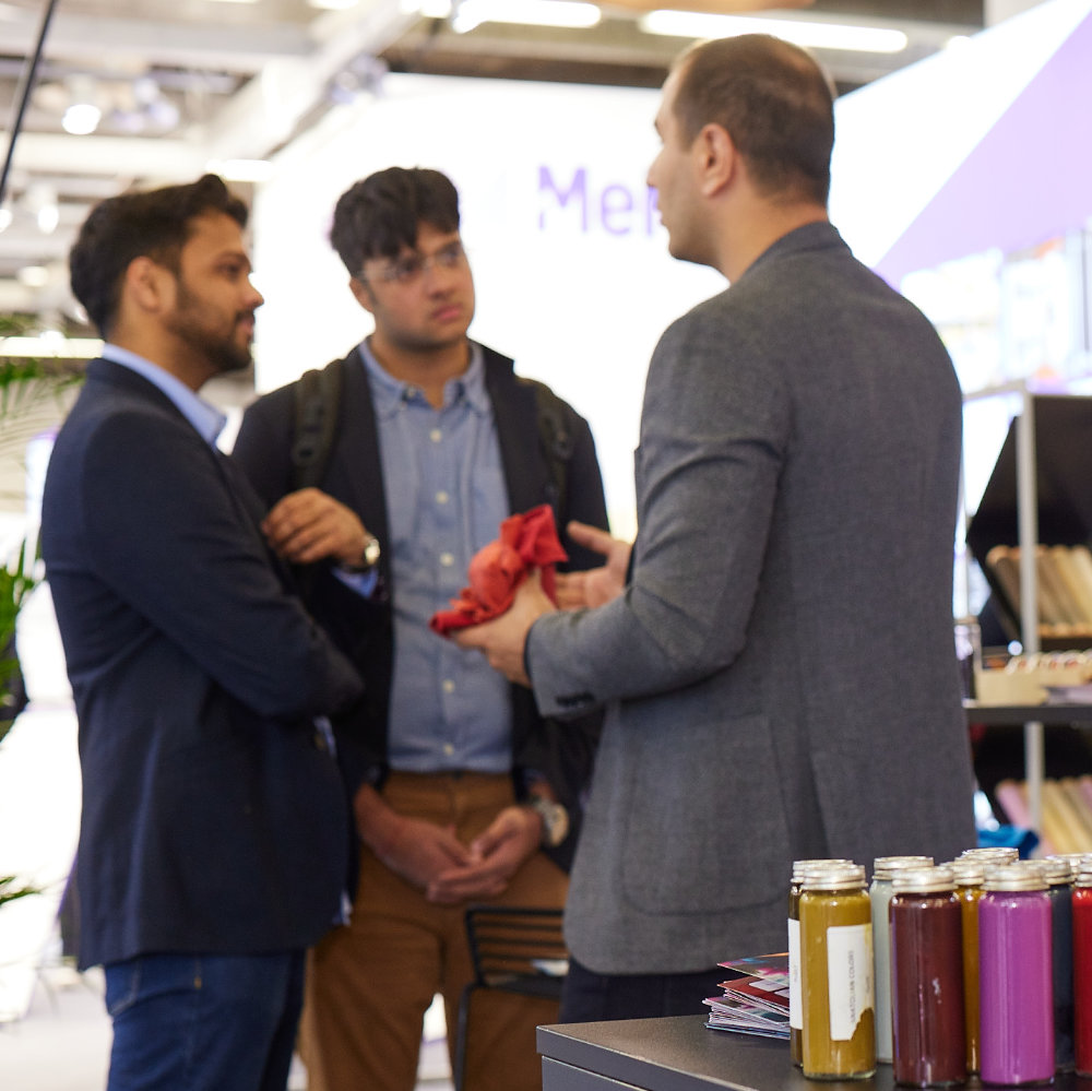 Männer unterhalten sich auf einem Stand