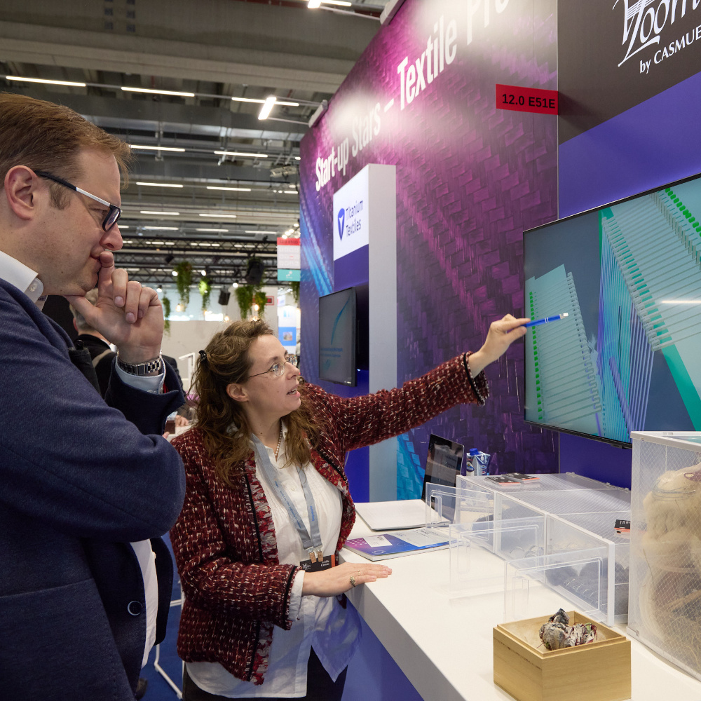 Frau erklärt Mann Technik