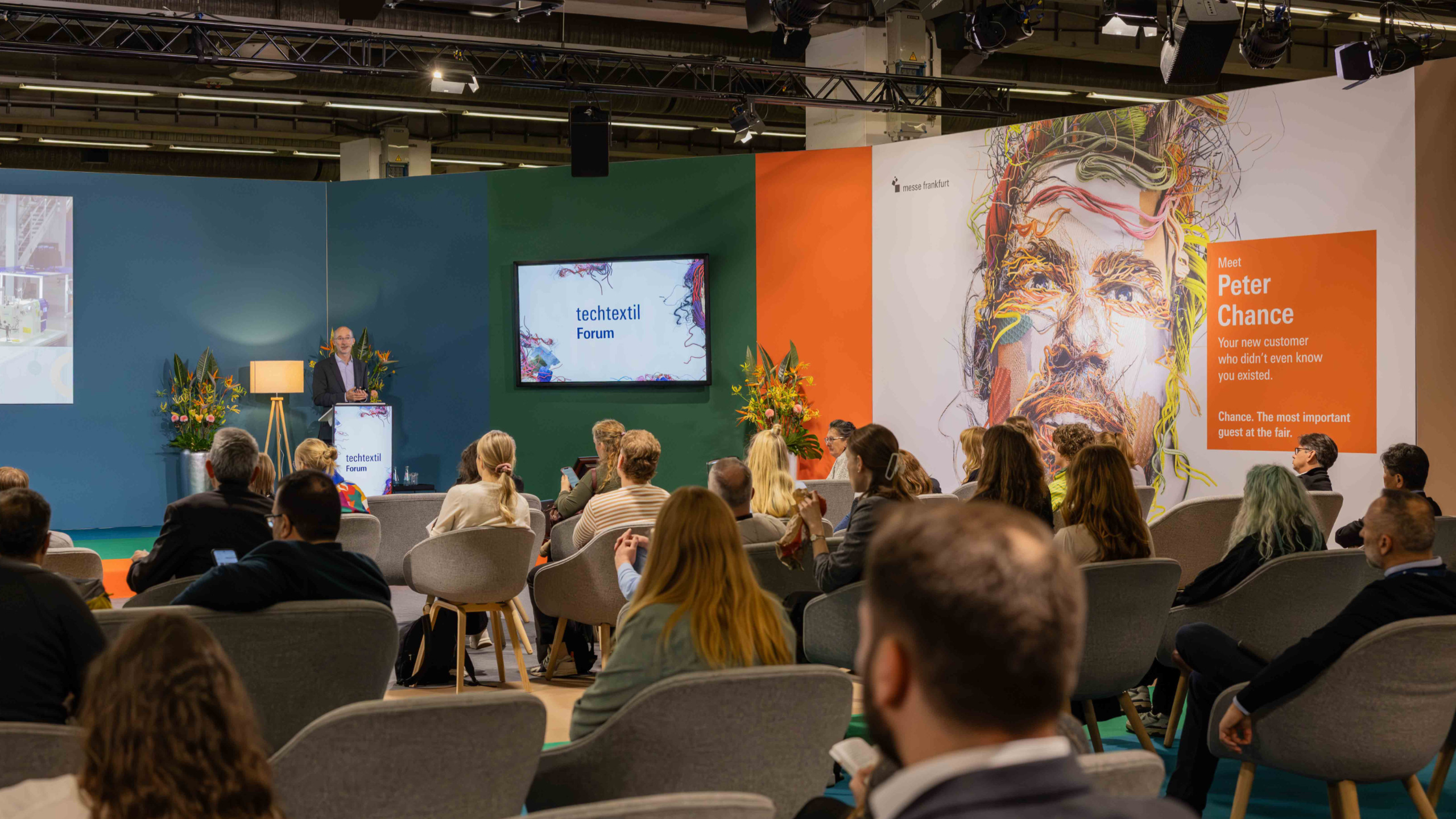 Publikum sitzt vor der Bühne beim Techtextil Forum