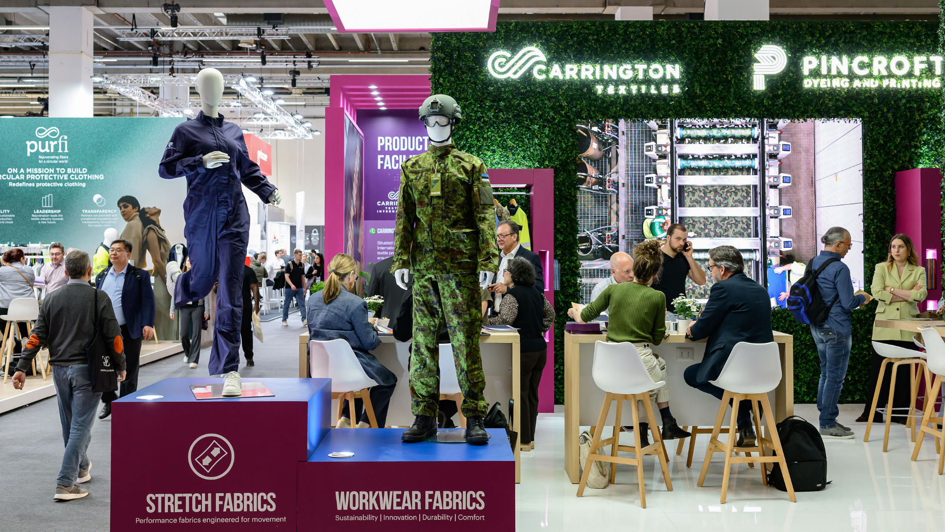 Besucher im Gespräch am Messestand