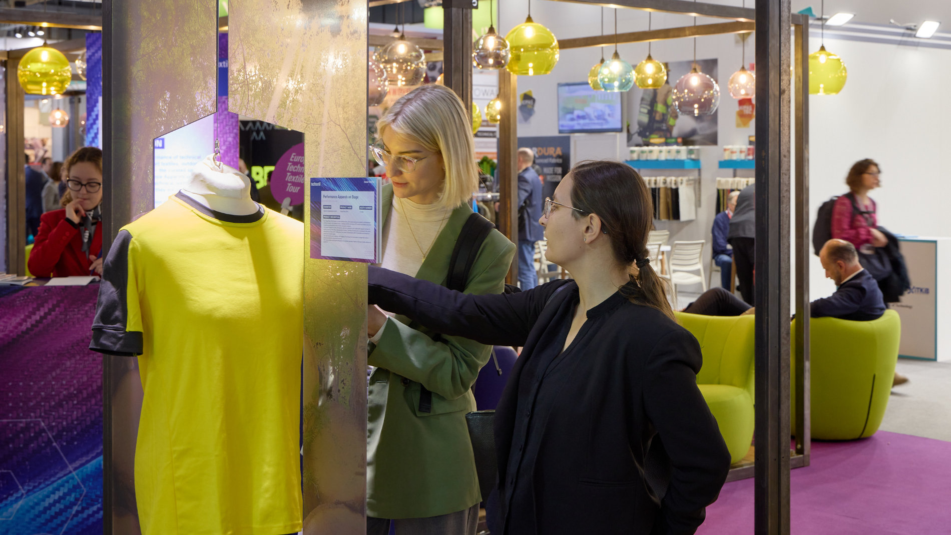 Frauen schauen sich Kleidung an